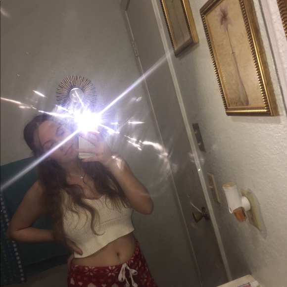 Cute white crop top <3 - Picture 3 of 3